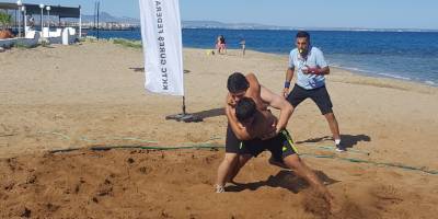 Plajda güreş heyecanı sürüyor