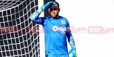 Piro masaya oturuyor