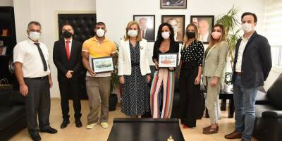 Redif ve Yavuz’a resimlerinin yer aldığı pullar takdim edildi