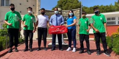 Badmintondan okullara malzeme desteği