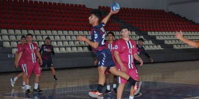 Çekişmeli maçta kazanan YDÜ: 22-21