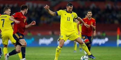 Ibrahimovic imzayı atıyor