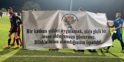 Kadına yönelik şiddete karşı pankartlı destek