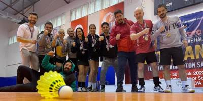 Sporcularımız kürsüden inmedi