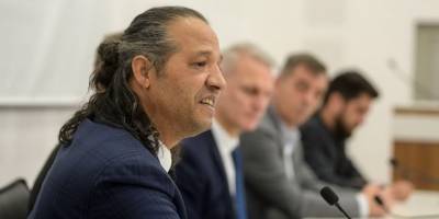 Ayhan vedaya hazırlanıyor