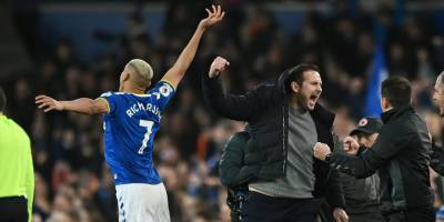 Sevinirken elini kırdı