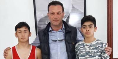 Başkan Reşatoğlu’ndan iki güreşçiye hediye