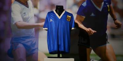 ‘Tanrının eli’ forması rekor bedelle satıldı