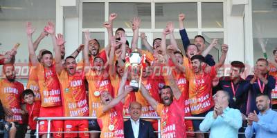 Efsane kupasını kaldırdı