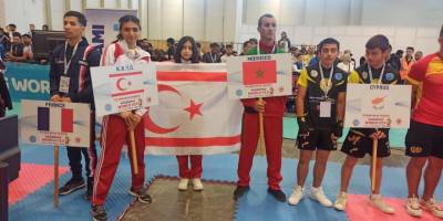 İstanbul’da bayraklar yan yana