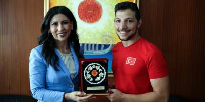 Özdenefe, milli yüzücü Ulaç’ı kabul etti