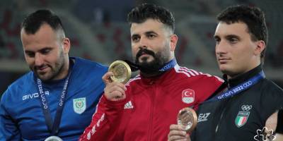 Kürsüde omuz omuza