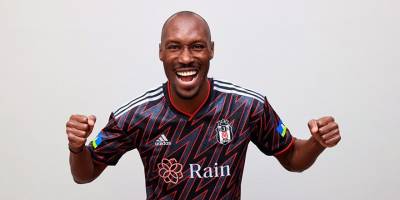 Atiba 1 yıl daha Beşiktaş'ta