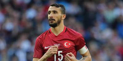 Mehmet Topal futbola veda etti