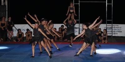 Cimnastikçiler festivalde hünerlerini sergiledi