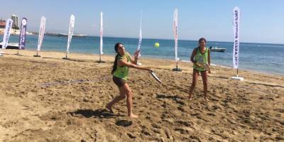 Tenis plaja iniyor