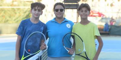 Raketler Yönlüer anısına sallanıyor