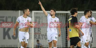 Gollerin yarısı yenilerden