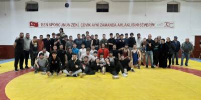 Genç güreşte yılın şampiyonu Büyükkonuk