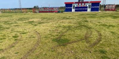 Emek Stadı’nın zeminine araba ile zarar verdiler