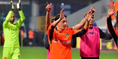 Mesut Özil, kramponlarını astı