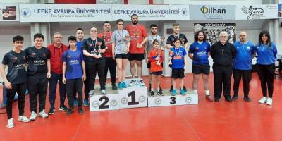 Ferdi şampiyonlar Kara ve Töre