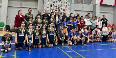 İlkokul badmintonda YDİ çifte şampiyon