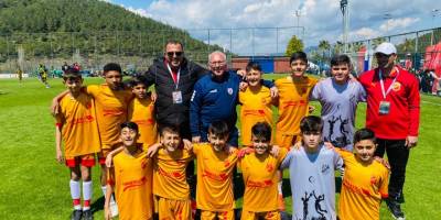 Çetinkaya dünya ile kucaklaştı