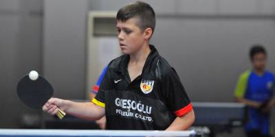 Masa tenisinde çekişmeli maçlar oynandı