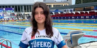 Başarılı yüzücünün antrenöründen tebrik ve sitem