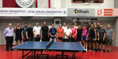 Masa tenisinde aileler yarıştı