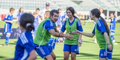 Figo, Limasol’da ilkokullu çocuklarla maç yaptı