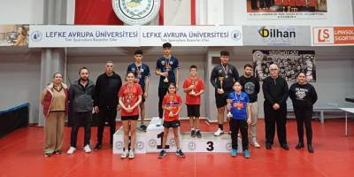 Kızlarda Özel, erkeklerde İleri şampiyon