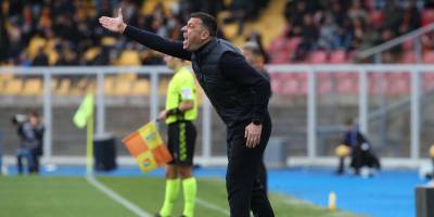 Rakip futbolcuya kafa atan teknik adam görevden alındı