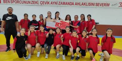 Kız öğrenciler güreşti