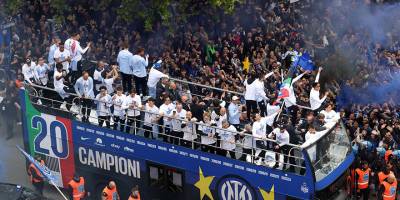Inter, taraftarıyla şampiyonluk turu attı