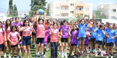 160 ilkokul öğrencisi futbol ve özgüvenle buluştu