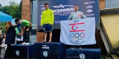 Boran Bora İtalya'da kürsüde