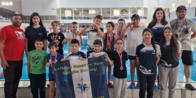 Küçük yüzücüler derece için yarıştı