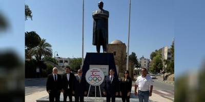 MOK, Atatürk Büstüne çelenk koydu