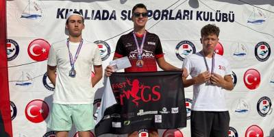 Boran Bora hem birinciliğe, hem de rekorlara kulaç attı