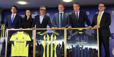Fenerbahçe’de imzalar stat isim ve forma sponsorluğu için atıldı