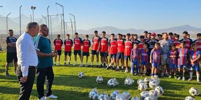 Harmancı'dan Göçmenköy'e futbol topu bağışı