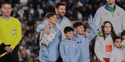 Messi, Arjantin'deki son milli maçında 2 gol attı