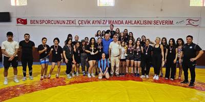 Güreşte Lapta ve Büyükkonuk kızları şampiyon