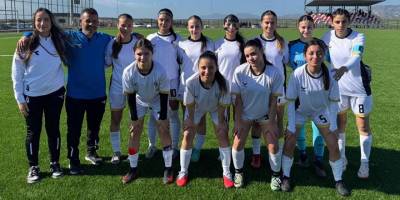 Kadınlar gollü başladı