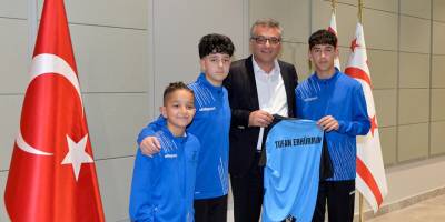 Erhürman Perçinci Futbol Okulu heyetini kabul etti