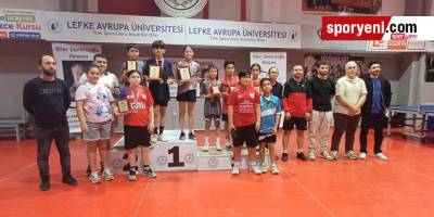 Masa tenisçiler geleneksel turnuvada karşılaştı