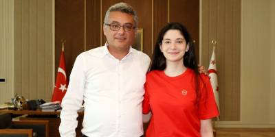 Erhürman, milli basketbolcu Günay Akgür’ü kutladı