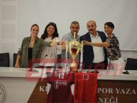 Kadınlar ‘Erhan’ için parkede